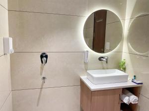 Hotel Crown Savoy, Near Railway Station & GURU NANAK DEV UNIVERSITY