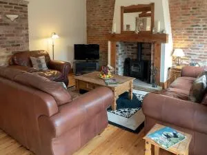 Wheelhouse Cottage . A brick-built barn conversion - Topcliffe