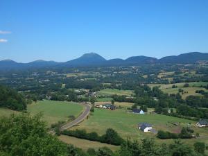 Appartements Lilas, Gite Saint Antoine, Orcival, Entre Sancy et Volcans. : photos des chambres