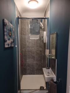 Stylish 6 Bedroom House with Comfy Living Space