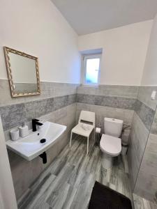 BL - The Townhouse, 24hr Self Check-in, Free Private Parking, Garden, Adjacent to beautiful City Park, City Centre 5 min walk