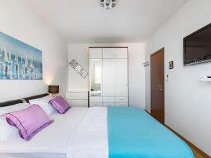 Beachside Comfort in Split with terrace