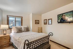 Park Place Peak 9 Condo: Ski In, Stroll To Shuttle