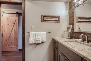 Park Place Peak 9 Condo: Ski In, Stroll To Shuttle