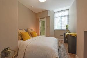 Modern Two Bed with En-Suites and Private Parking