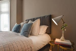 Modern Two Bed with En-Suites and Private Parking