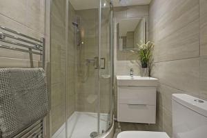 Modern Two Bed with En-Suites and Private Parking