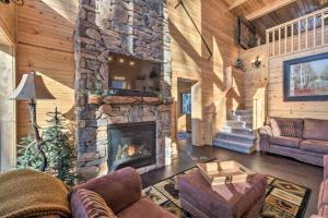 Paddle Ready Hayward Lake View Retreat with BBQ