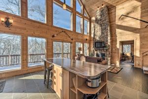 Paddle Ready Hayward Lake View Retreat with BBQ