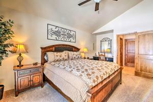 Steps to Golf Course Condo with Grill in Pinetop!