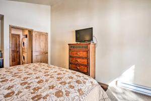 Steps to Golf Course Condo with Grill in Pinetop!