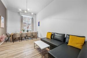 Holiday 33 Apartment K next to Alexanderplatz, 4 rooms with bathroom & guest toilet