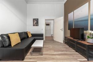 Holiday 33 Apartment K next to Alexanderplatz, 4 rooms with bathroom & guest toilet