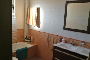 Casa de campo muy grande, con piscina y pistas