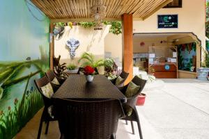 White Shamrock Beach Hotel