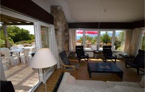 Maisons de vacances Nice home in Porticcio with 4 Bedrooms and WiFi : photos des chambres