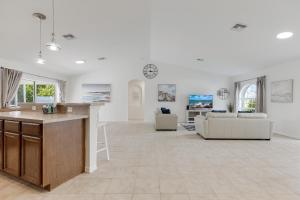 Heated Pool, Waterfront, Quiet, restaurants, beaches, sleeps 6-Villa Cape Haven