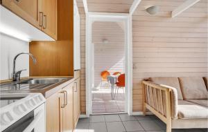 Gorgeous Home In Hadsund With Wifi