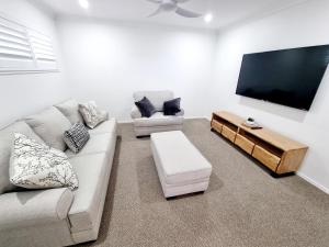 Large and Private Executive Home - Secure parking for boats