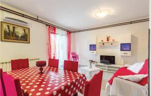 3 Bedroom Beautiful Apartment In Medulin 