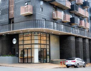 The Artful Cityscape Loft - Serenity In The City