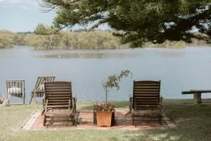 Black Swan Waterfront Motel - Marks Point