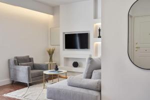 A Sunkissed retreat under the Acropolis