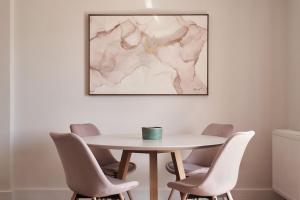 A Sunkissed retreat under the Acropolis