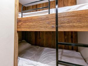 Appartement spacieux exposé Sud avec balcon, proche des pistes et commodités, Val-dIsère - FR-1-694-311