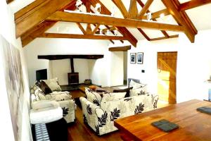 Beautiful Ancient Stone Cottage, Local Walks & Pub!