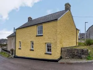 Yellow Welsh Cottage-Coastal Retreat Village View - Wick