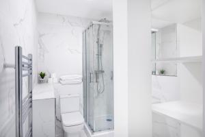 Skyvillion - London Enfield Chase Apartments with Parking & Wifi