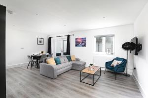 Skyvillion - London Enfield Chase Apartments with Parking & Wifi