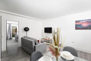 Skyvillion - London Enfield Chase Apartments with Parking & Wifi