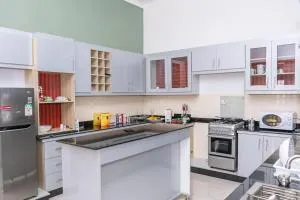 Cheerful 4-bedroom home with parking - Makamba