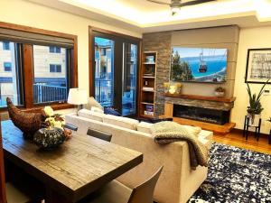 Ski InOut - Zalanta - Great Location- 2 Hot Tubs - Heated Pool