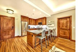 Ski InOut - Zalanta - Great Location- 2 Hot Tubs - Heated Pool