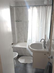 Cómodo y luminoso, 1 dormitorio, cocina, balcón