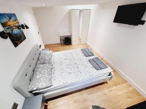 LMK, spacious 1 bedroom Ground floor Apartment, EV charger, Free parking Wi-fi, Great location