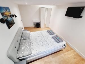 LMK, spacious 1 bedroom Ground floor Apartment, EV charger, Free parking Wi-fi, Great location