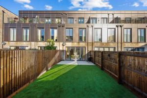 Amazing new built townhouse with garden in London