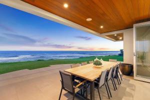 Royal Retreat Luxury Beachfront View