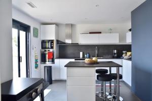 Top of house with sea view 50m from the beach