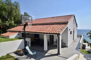 Top of house with sea view 50m from the beach