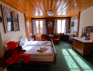 Twin Room with Shared Bathroom room in Edelweiss Lodge