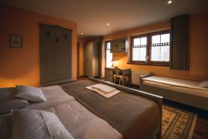 Triple Room with Balcony room in Hotel Zamorc