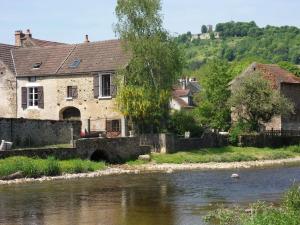 Maisons de vacances Rivierhuis aan de rivier bij Vezelay : Maison 4 Chambres