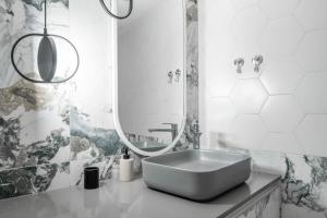 Lux 2 bedroom apt next to metro