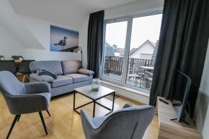 Ferienwohnungen Meerfarbig Zingst - HAUSTIERFREI -Terrasse mit Strandkorb oder Balkon - E-Ladesäule - Parkplatz - WLAN - Fahrradschuppen - Waschtrockner - ruhig und zentral - haustierfrei - Nichtraucher