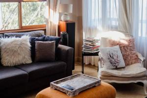 The Black Cockatoo - Secret Garden Treetops Home